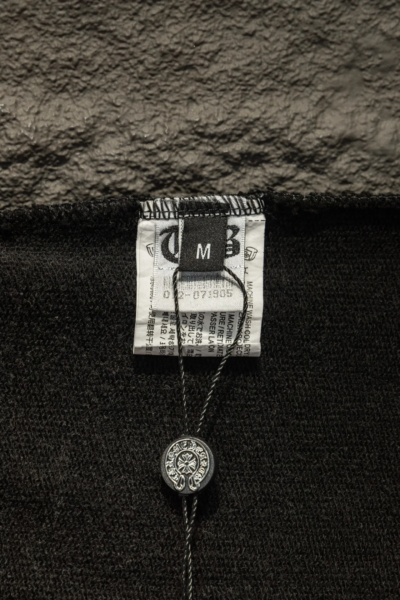 P270 🆕Chrome Hearts Home 420 grams, different from the market, texture is unexplainable, os version is really charming, Chrome Home is really unique, each season’s new product styles are to the extreme, very wearable, can be worn casually, nice✔️ - ⚠️100% cotton, made of custom-dyed terry cotton sweatshirt surface, 420g double-ply yarn, comfortable to the touch Made from imported knitting needle carded cotton, the thickness is moderate, drapey and contoured, making the upper body comfortable! ! It is very tolerant to fat body types and can instantly lose five pounds after wearing it!  Front panel #Back panel hardware elements# The English letters are arranged artistically. Imported Tajima high-density heavy-duty embroidery technology. The fonts are three-dimensional and full. The body is treated with washed and distressed elements, which greatly increases the interest of the clothing; unique visual effects.  Hem Loose closing Double-layer fabric Good closing effect Exquisite hemming Color: Washed black Size: S-M-L-XL